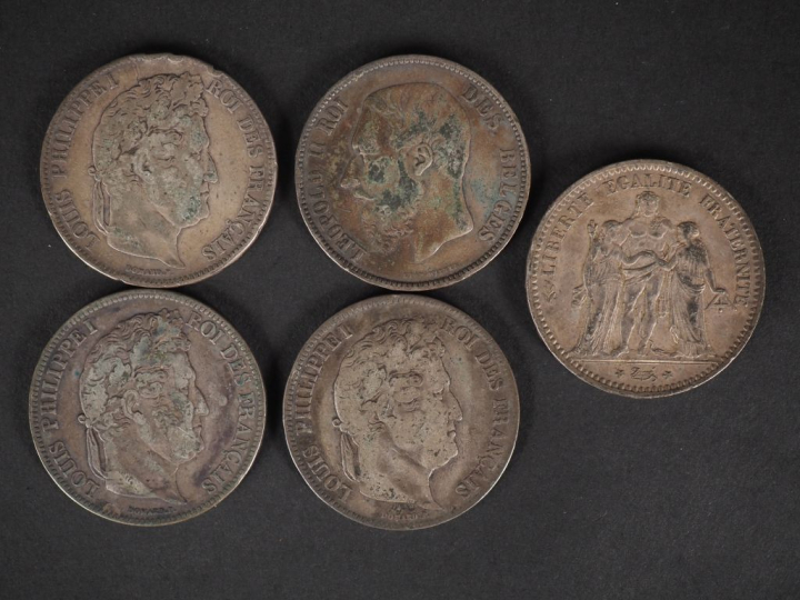Ensemble comprenant :  - quatre pièces de 5 Francs en argent, 1832-D, 