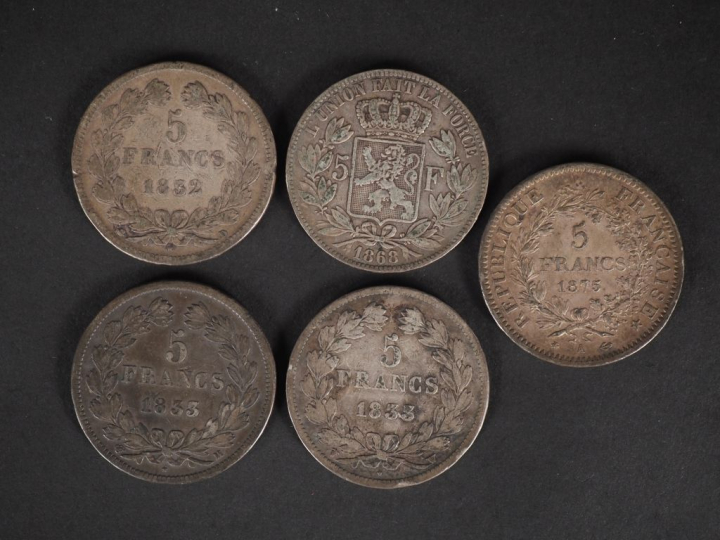 Ensemble comprenant :  - quatre pièces de 5 Francs en argent, 1832-D, 