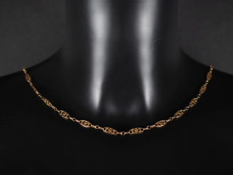 Vente aux enchères Collier ras de cou en plaqué or, maillons ajourés, à décor filigrané. 