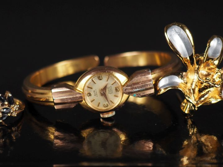 Ensemble comprenant :  - une montre bracelet de dame en plaqué or.  Ca