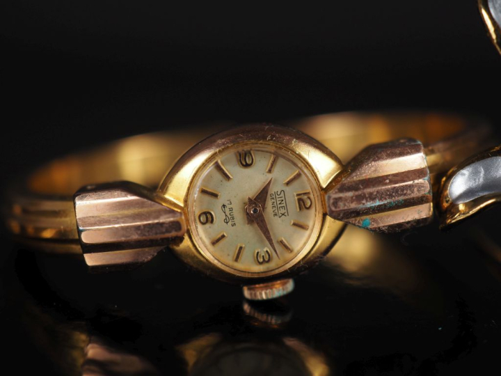 Ensemble comprenant :  - une montre bracelet de dame en plaqué or.  Ca