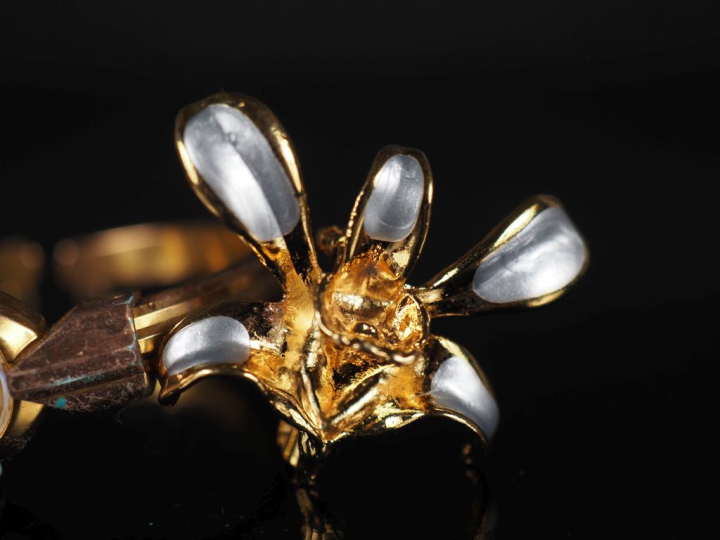 Ensemble comprenant :  - une montre bracelet de dame en plaqué or.  Ca