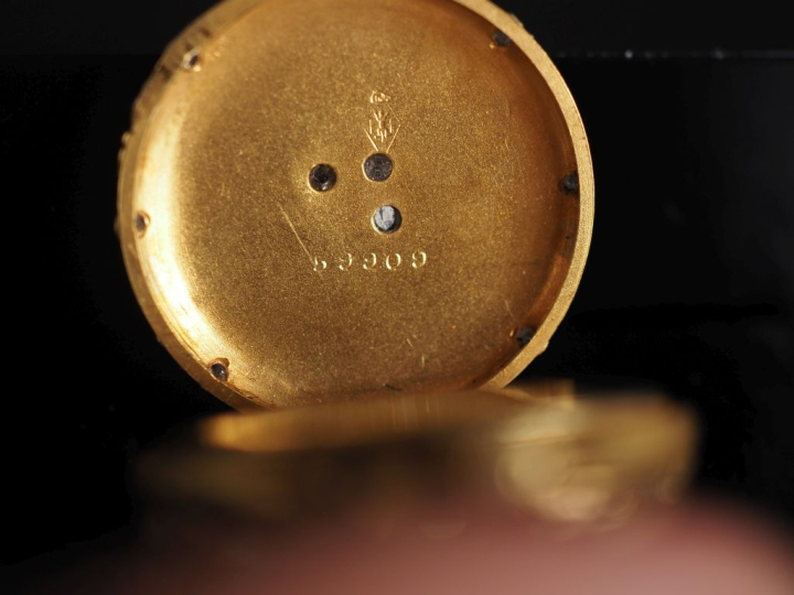 Montre de col Napoléon III de style Louis XVI en or jaune 750.  Cadran