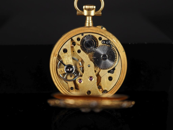 Montre de col Napoléon III de style Louis XVI en or jaune 750.  Cadran