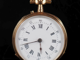 Vente aux enchères Montre de col en or jaune 750. Cadran à chiffres romains pour les heur