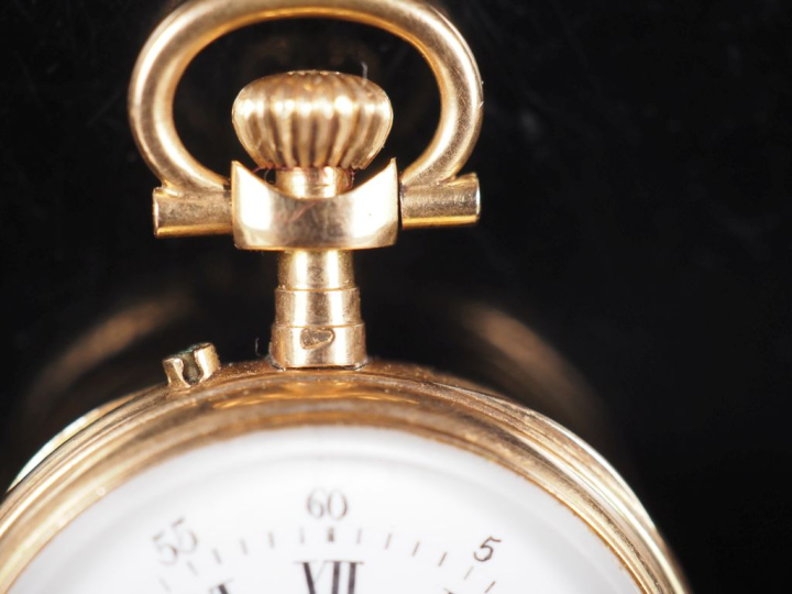 Montre de col en or jaune 750. Cadran à chiffres romains pour les heur