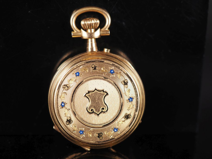 Montre de col en or jaune 750. Cadran à chiffres romains pour les heur