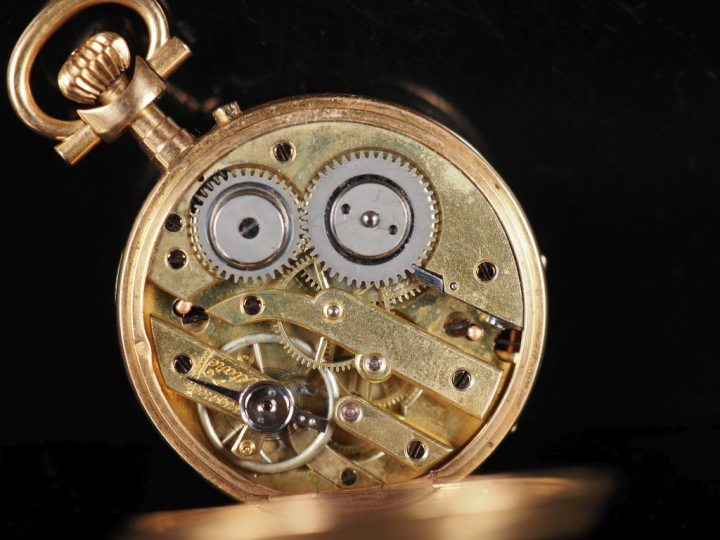 Montre de col en or jaune 750. Cadran à chiffres romains pour les heur