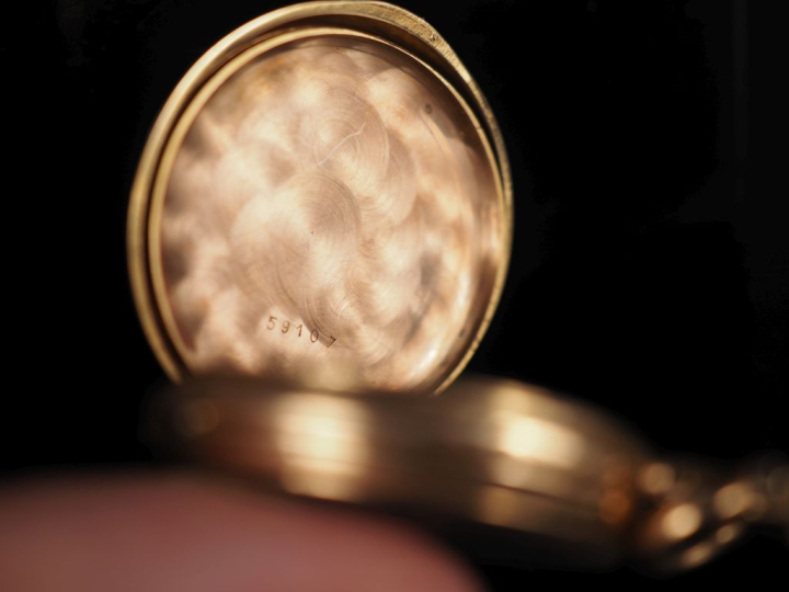 Montre de col en or jaune 750. Cadran à chiffres romains pour les heur