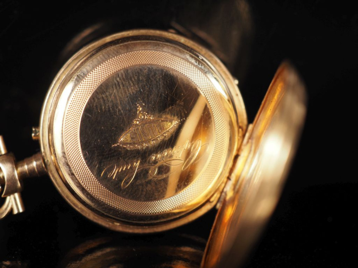 Montre de col en or jaune 750. Cadran à chiffres romains pour les heur