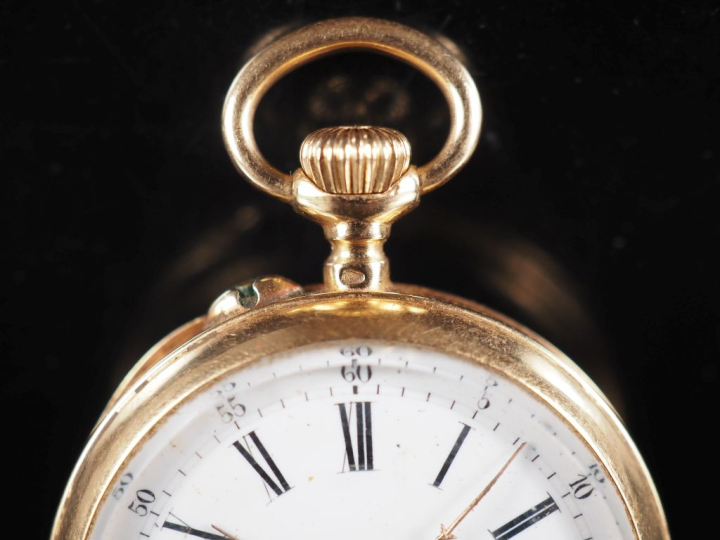Montre de col en or jaune 750.  Cadran à chiffres romains pour les heu