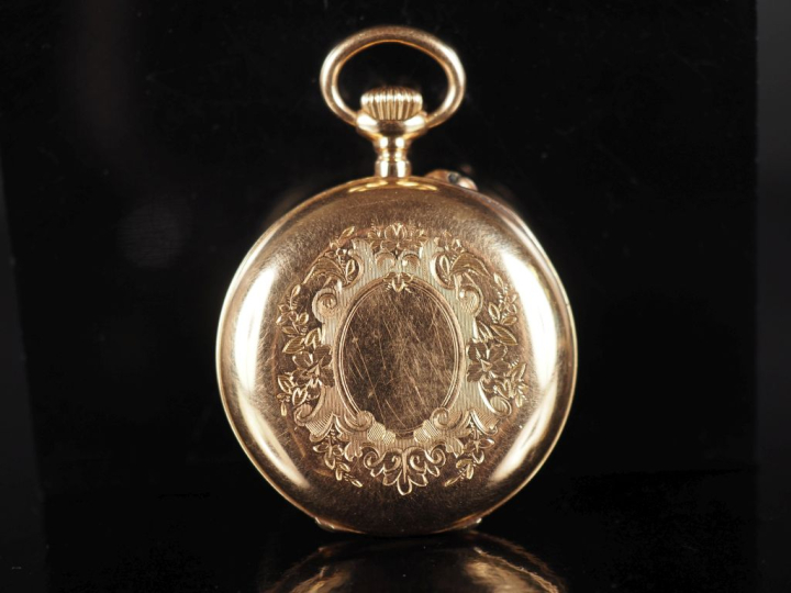 Montre de col en or jaune 750.  Cadran à chiffres romains pour les heu