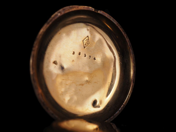 Montre de col en or jaune 750.  Cadran à chiffres romains pour les heu