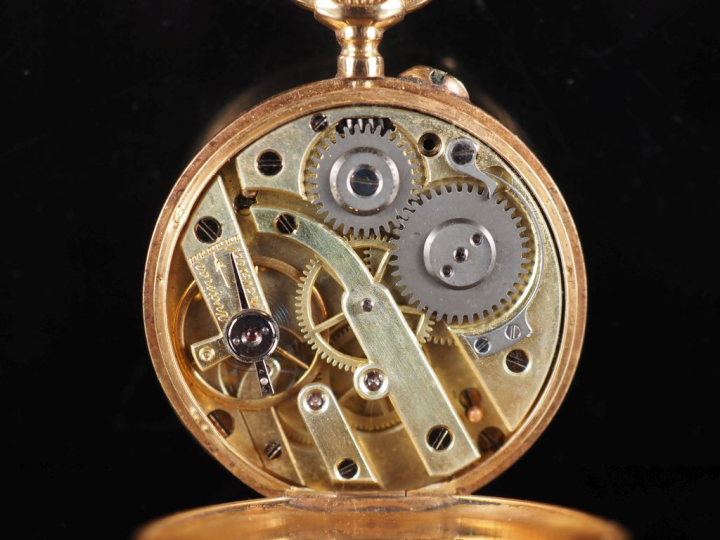 Montre de col en or jaune 750.  Cadran à chiffres romains pour les heu