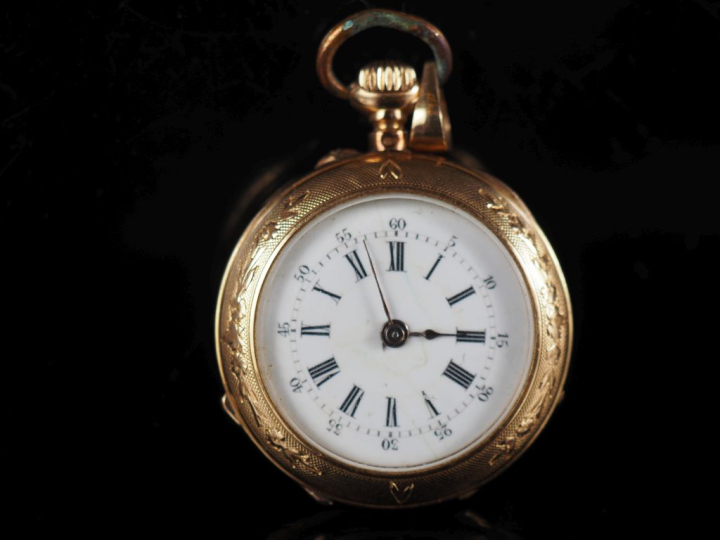 Montre de col Napoléon III en or jaune 750.  Cadran à chiffres romains