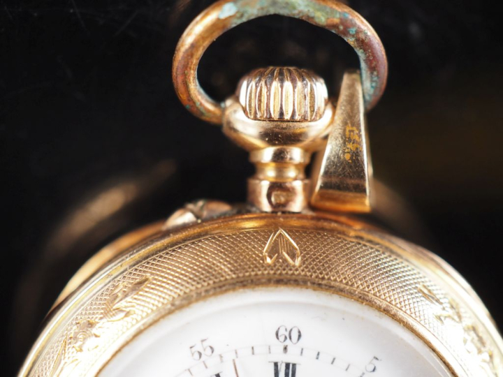 Montre de col Napoléon III en or jaune 750.  Cadran à chiffres romains