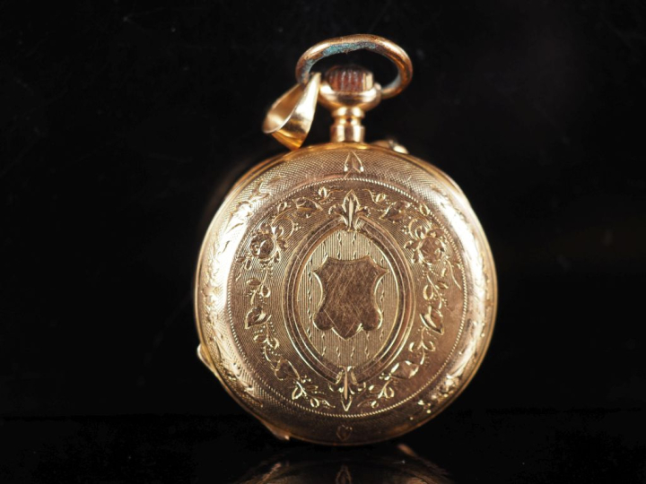 Montre de col Napoléon III en or jaune 750.  Cadran à chiffres romains