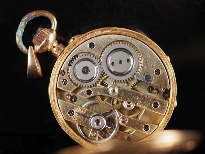 Montre de col Napoléon III en or jaune 750.  Cadran à chiffres romains