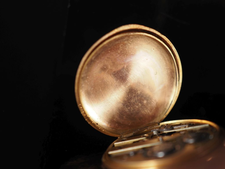 Montre de col Napoléon III en or jaune 750.  Cadran à chiffres romains
