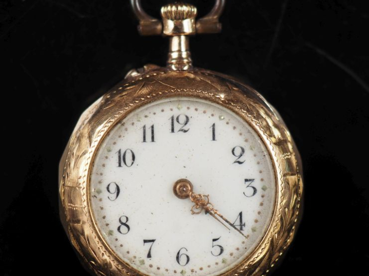 Petite montre de col Napoléon III en or jaune 750. Cadran à chiffres a