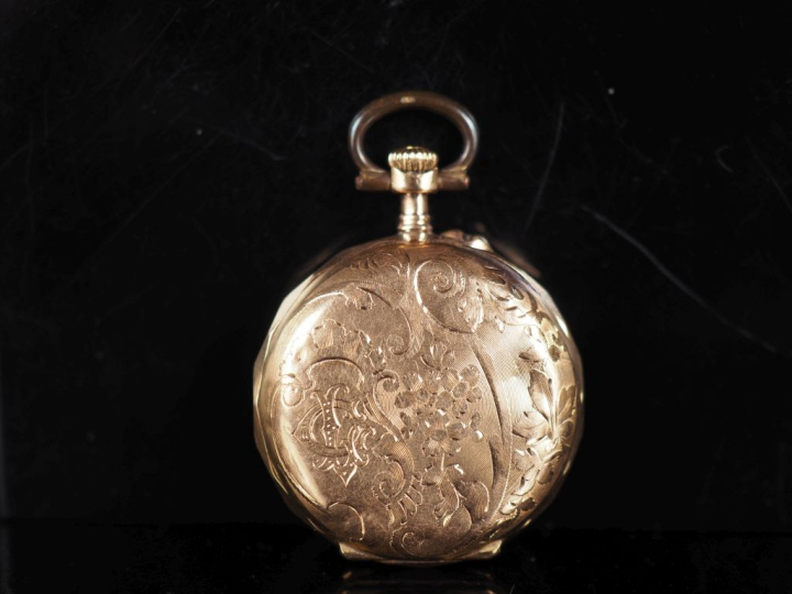 Petite montre de col Napoléon III en or jaune 750. Cadran à chiffres a