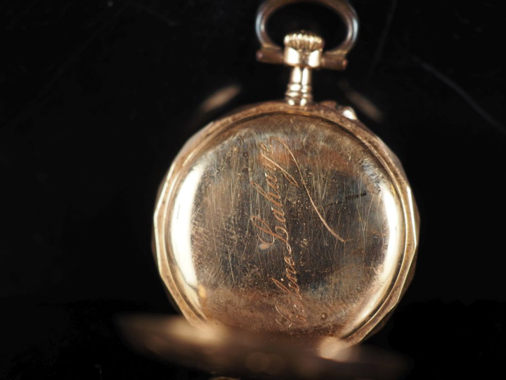 Petite montre de col Napoléon III en or jaune 750. Cadran à chiffres a
