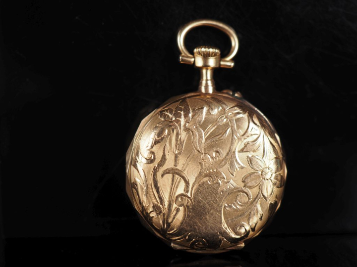 Montre de col Napoléon III en or jaune 750.  Cadran à chiffres romains