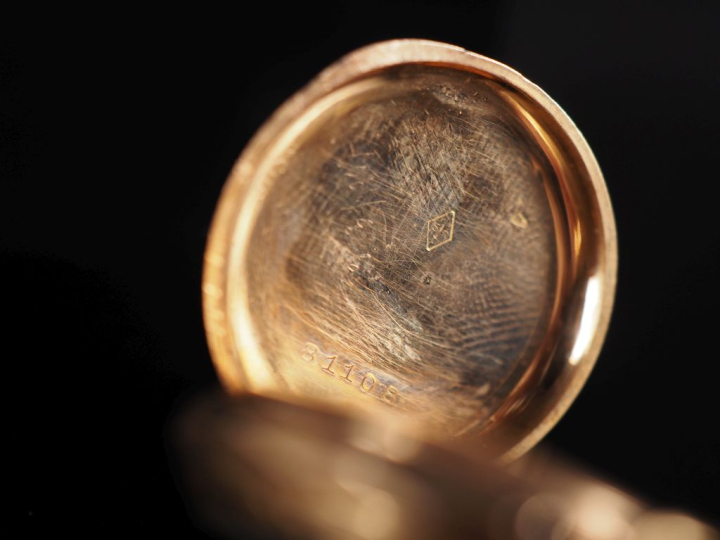Montre de col Napoléon III en or jaune 750.  Cadran à chiffres romains