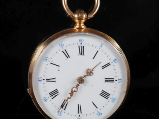 Vente aux enchères Montre de col Napoléon III en or jaune 750.  Cadran à chiffres romains
