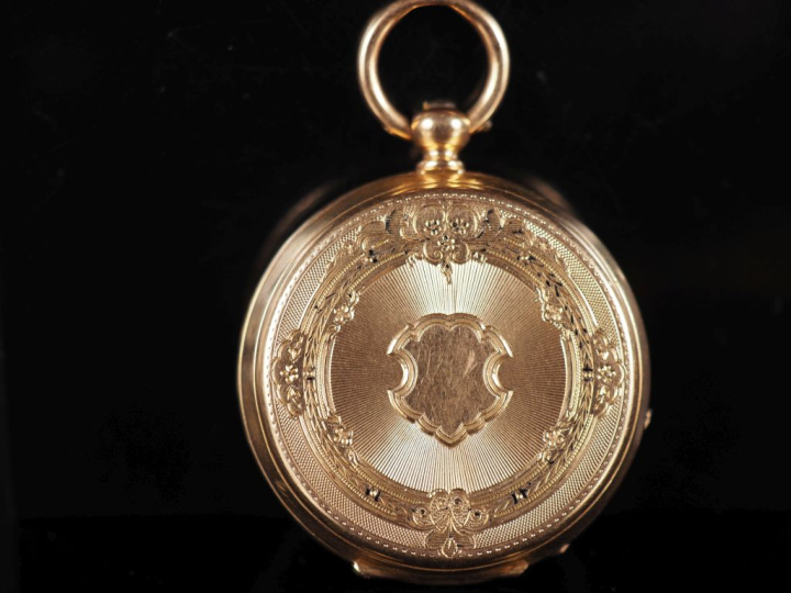 Montre de col Napoléon III en or jaune 750.  Cadran à chiffres romains