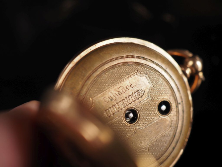 Montre de col Napoléon III en or jaune 750.  Cadran à chiffres romains