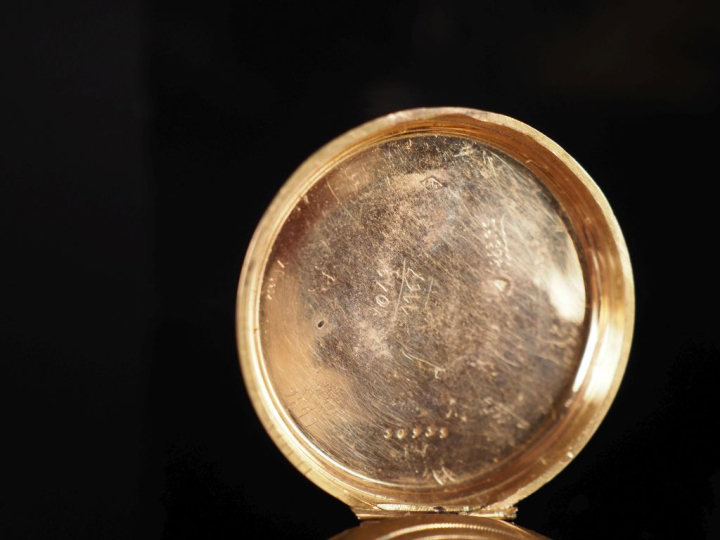 Montre de col Napoléon III en or jaune 750.  Cadran à chiffres romains