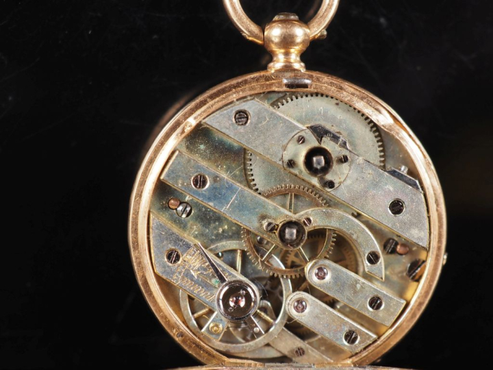 Montre de col Napoléon III en or jaune 750.  Cadran à chiffres romains