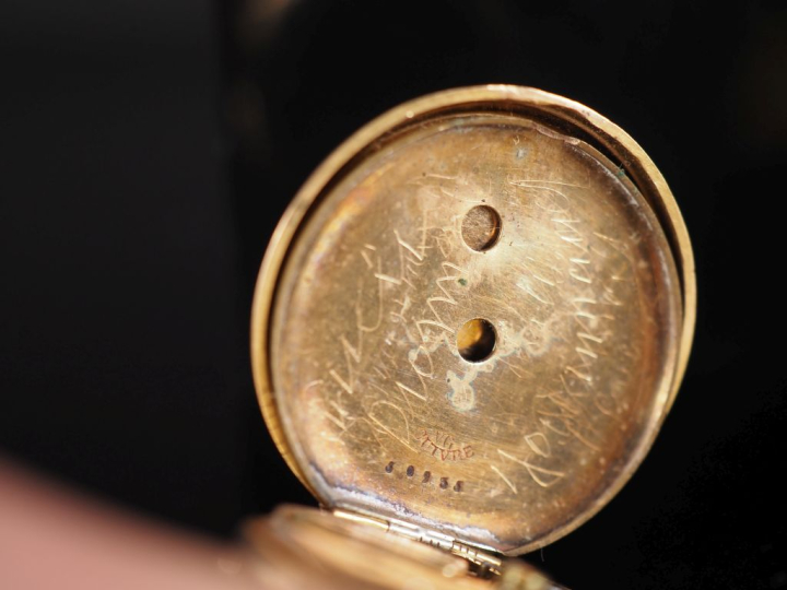 Montre de col Napoléon III en or jaune 750.  Cadran à chiffres romains