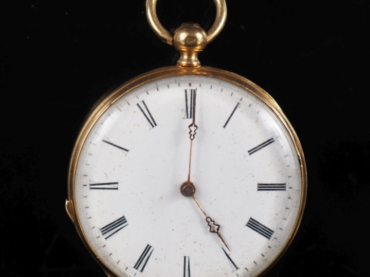 Montre de col Napoléon III en or jaune 750.  Cadran à chiffres romains