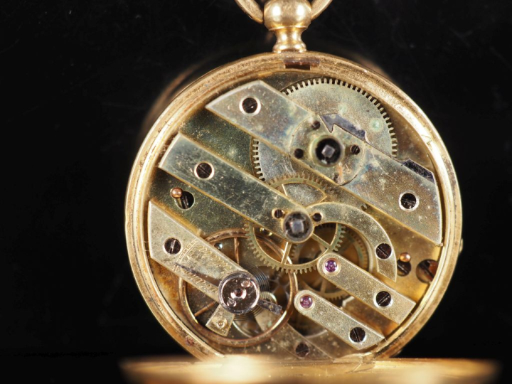 Montre de col Napoléon III en or jaune 750.  Cadran à chiffres romains