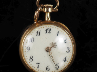 Vente aux enchères Petite montre de col Napoléon III en or 750. Cadran à chiffres arabes 