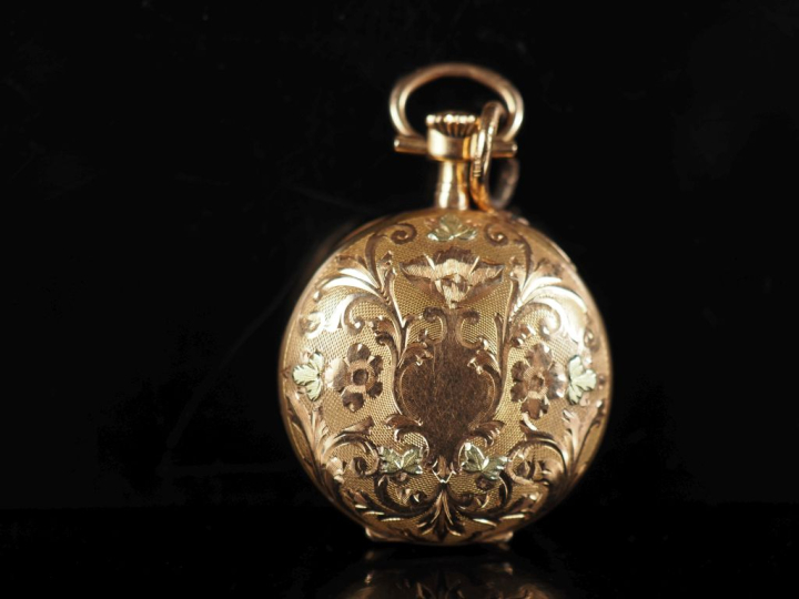 Petite montre de col Napoléon III en or 750. Cadran à chiffres arabes 