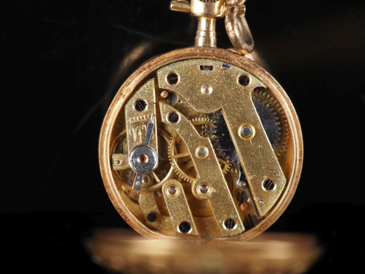 Petite montre de col Napoléon III en or 750. Cadran à chiffres arabes 