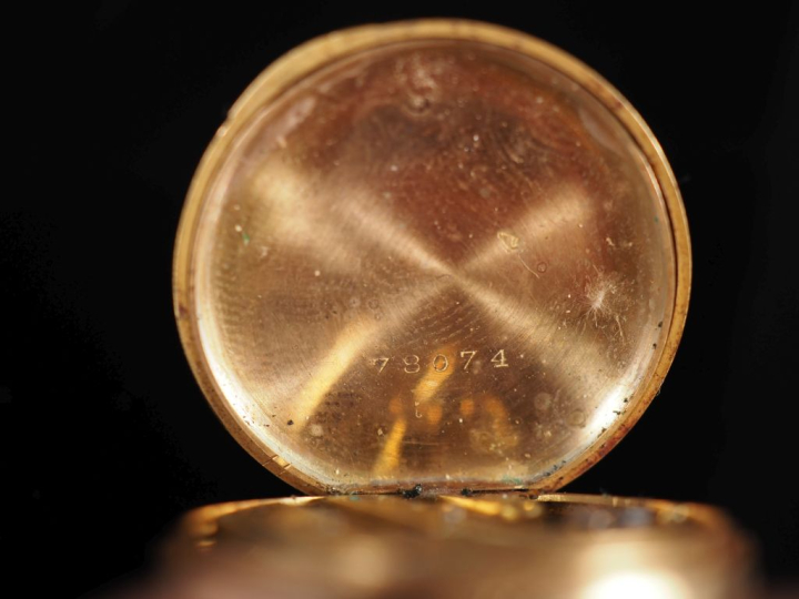 Petite montre de col Napoléon III en or 750. Cadran à chiffres arabes 