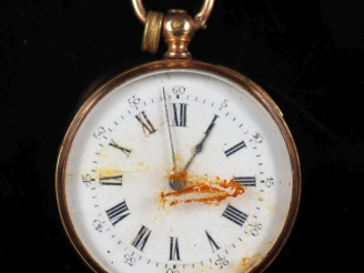Vente aux enchères Montre de col Napoléon III en or jaune 750.  Cadran à chiffres romains