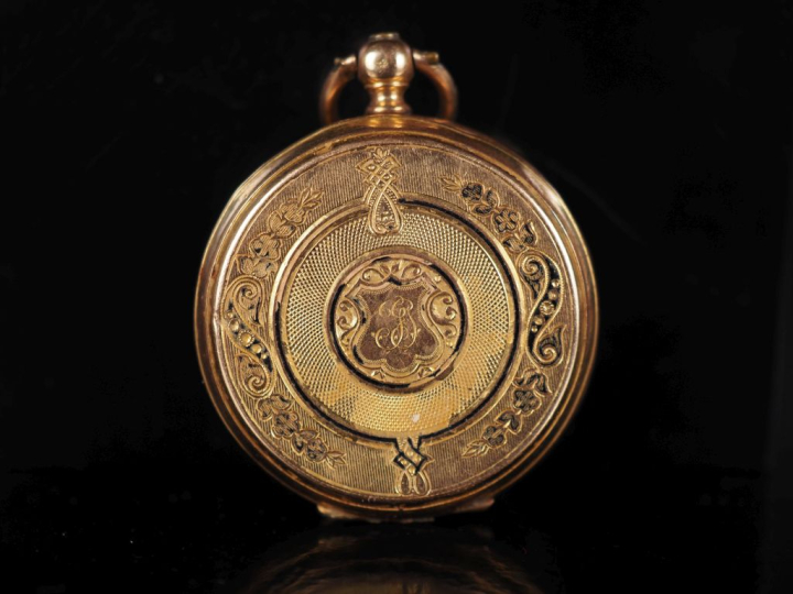 Montre de col Napoléon III en or jaune 750.  Cadran à chiffres romains