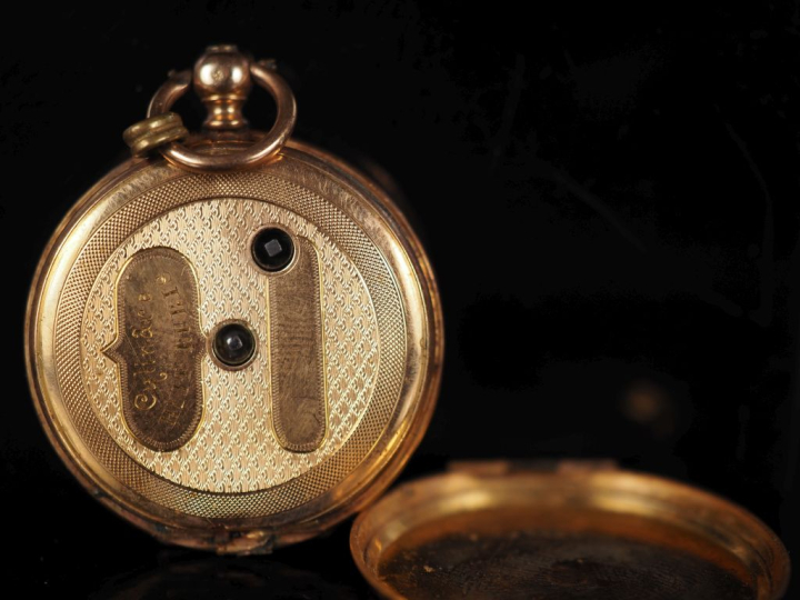 Montre de col Napoléon III en or jaune 750.  Cadran à chiffres romains