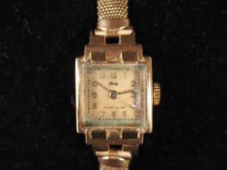 Vente aux enchères KODY Montre bracelet de style 1940, boitier et bracelet en or jaune 75