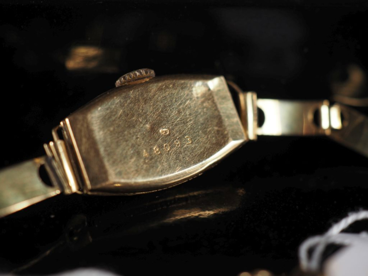 Montre bracelet de dame de style Art déco, boitier et bracelet en or j