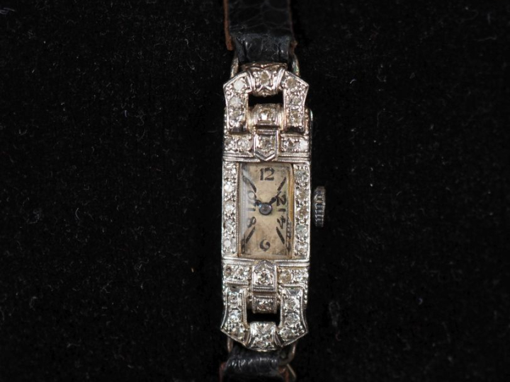 Montre bracelet de dame de style Art déco, boitier en platine serti de