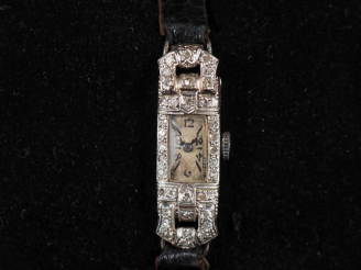 Vente aux enchères Montre bracelet de dame de style Art déco, boitier en platine serti de