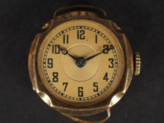 Vente aux enchères Boitier de montre de dame en or jaune 750. Chiffres arabes pour les he