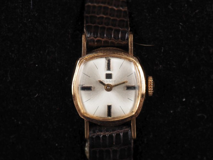 TISSOT Montre bracelet de dame, boitier en or jaune.  Cadran de forme 