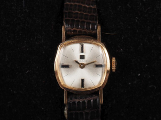 Vente aux enchères TISSOT Montre bracelet de dame, boitier en or jaune.  Cadran de forme 